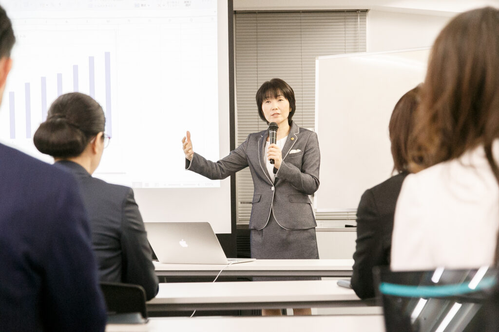 セミナーで講師を務める様子